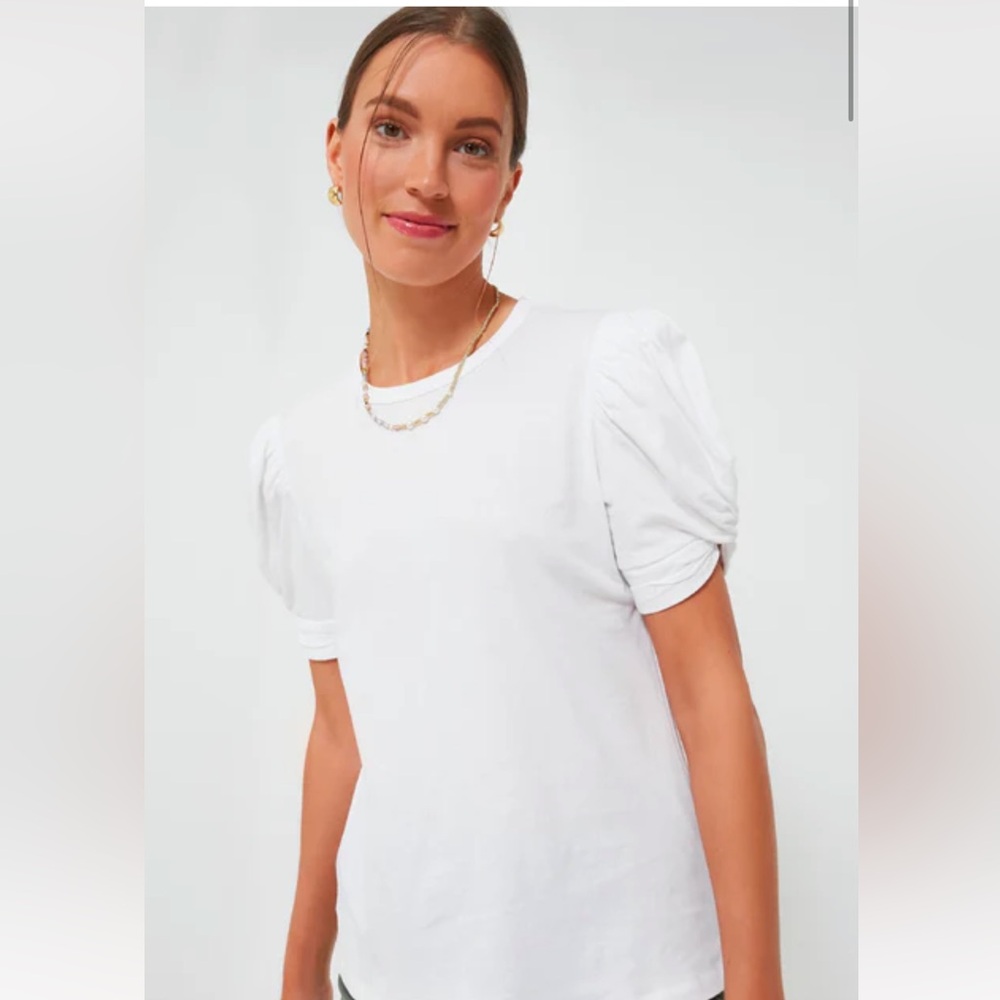POMANDER PLACE
White Vesty Puff Short Sleeve Crewneck